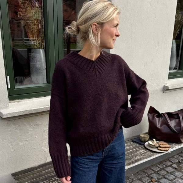 PetiteKnit Mönster Hannah Sweater V-neck av hög kvalitet – perfekt för ditt nästa kreativa projekt. Alltid med snabb leverans och trygga betalningar.