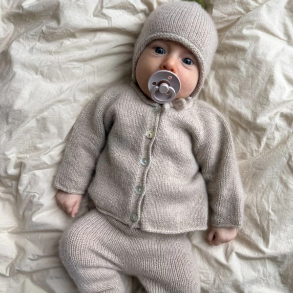 PetiteKnit Mönster Cleo Baby Set av hög kvalitet – perfekt för ditt nästa kreativa projekt. Alltid med snabb leverans och trygga betalningar.