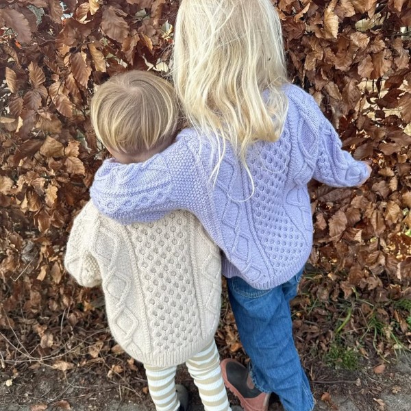 PetiteKnit Mönster Dagmar Sweater Junior av hög kvalitet – perfekt för ditt nästa kreativa projekt. Alltid med snabb leverans och trygga betalningar.