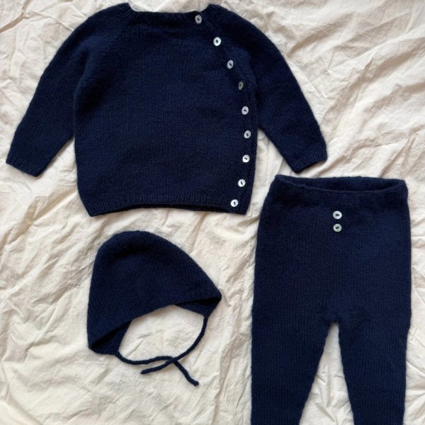 PetiteKnit Mönster Ellens Babyset av hög kvalitet – perfekt för ditt nästa kreativa projekt. Alltid med snabb leverans och trygga betalningar.