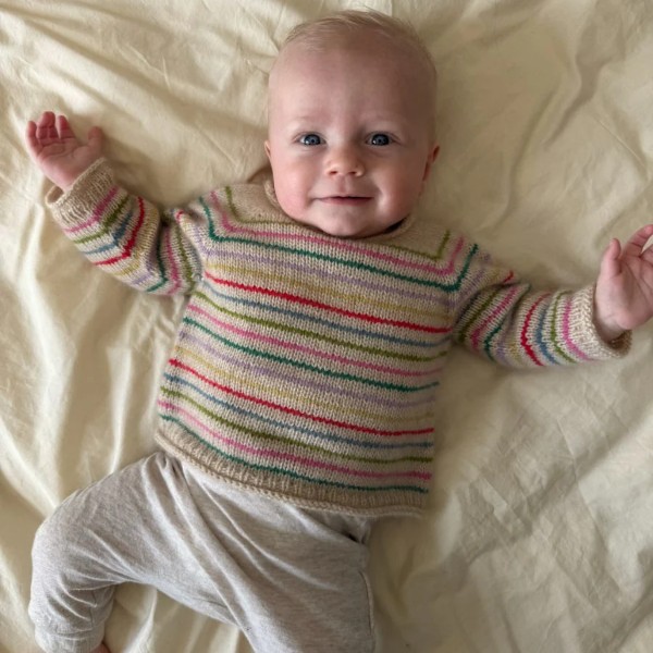PetiteKnit Mönster Frankie Sweater baby av hög kvalitet – perfekt för ditt nästa kreativa projekt. Alltid med snabb leverans och trygga betalningar.