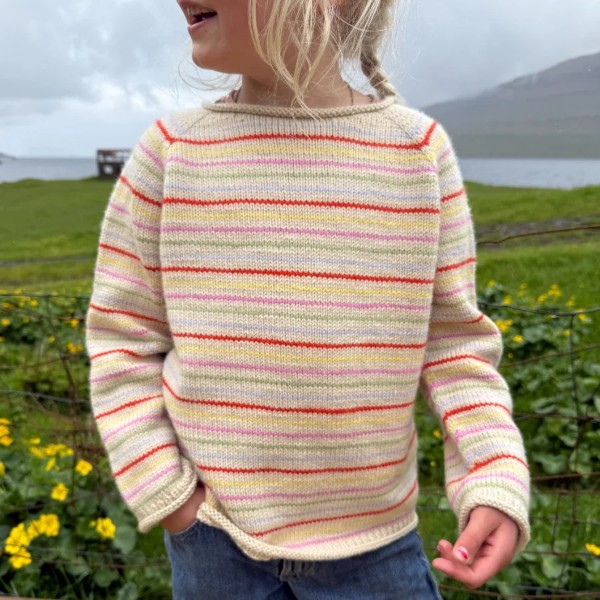 PetiteKnit Mönster Frankie Sweater junior av hög kvalitet – perfekt för ditt nästa kreativa projekt. Alltid med snabb leverans och trygga betalningar.