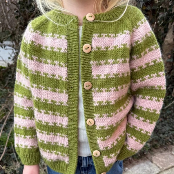 PetiteKnit Mönster Key Cardigan Junior av hög kvalitet – perfekt för ditt nästa kreativa projekt. Alltid med snabb leverans och trygga betalningar.