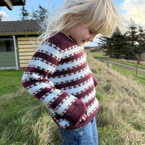 PetiteKnit Mönster Key Sweater Junior av hög kvalitet – perfekt för ditt nästa kreativa projekt. Alltid med snabb leverans och trygga betalningar.