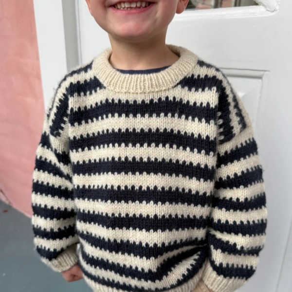 PetiteKnit Mönster Otto Sweater Junior av hög kvalitet – perfekt för ditt nästa kreativa projekt. Alltid med snabb leverans och trygga betalningar.