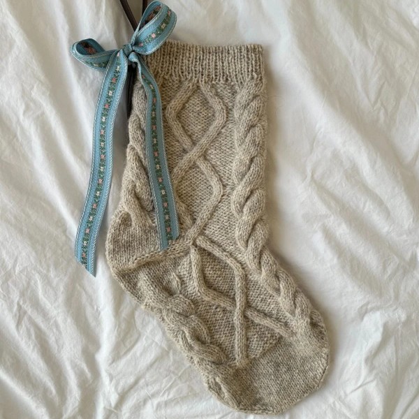 PetiteKnit Mönster December Stockning av hög kvalitet – perfekt för ditt nästa kreativa projekt. Alltid med snabb leverans och trygga betalningar.