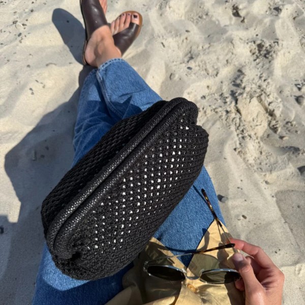 PetiteKnit Mönster Juno Clutch av hög kvalitet – perfekt för ditt nästa kreativa projekt. Alltid med snabb leverans och trygga betalningar.