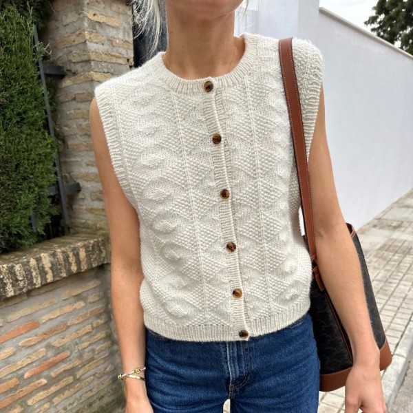 PetiteKnit Mönster Esther Vest av hög kvalitet – perfekt för ditt nästa kreativa projekt. Alltid med snabb leverans och trygga betalningar.