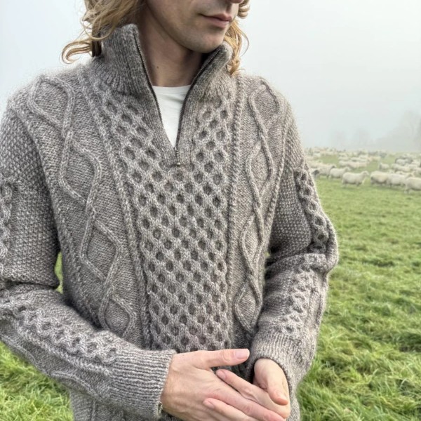 PetiteKnit Mönster Dagmar Zipper Sweater Man av hög kvalitet – perfekt för ditt nästa kreativa projekt. Alltid med snabb leverans och trygga betalningar.