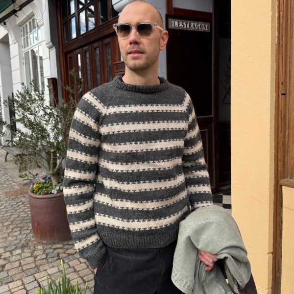 PetiteKnit Mönster Key Sweater Man av hög kvalitet – perfekt för ditt nästa kreativa projekt. Alltid med snabb leverans och trygga betalningar.