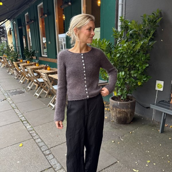 PetiteKnit Mönster Ivy Cardigan av hög kvalitet – perfekt för ditt nästa kreativa projekt. Alltid med snabb leverans och trygga betalningar.