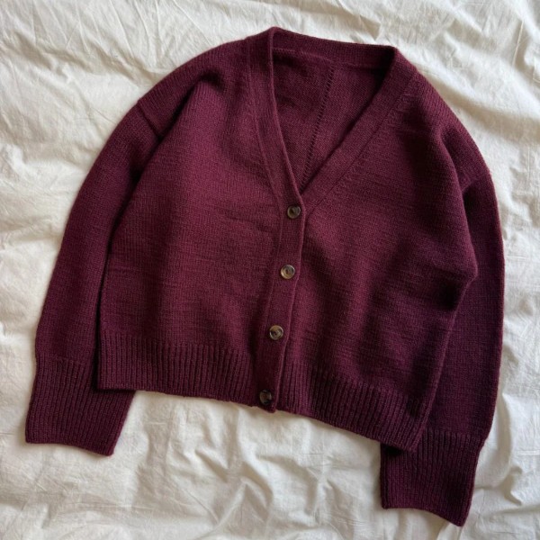 PetiteKnit Mönster Scarlet Cardigan av hög kvalitet – perfekt för ditt nästa kreativa projekt. Alltid med snabb leverans och trygga betalningar.
