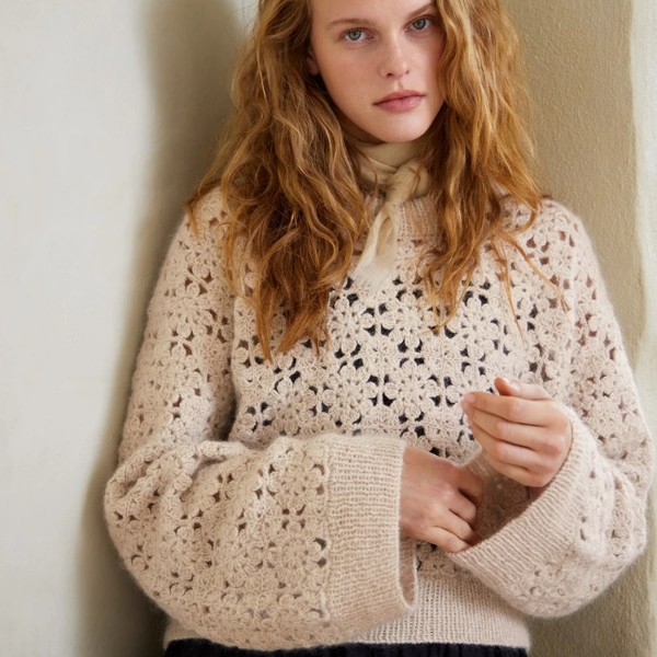 Mönster 2403-06 Fleur Sweater av hög kvalitet – perfekt för ditt nästa kreativa projekt. Alltid med snabb leverans och trygga betalningar.