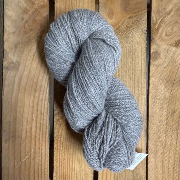 Yarns&Barns Ullrika 2tr 100gr granit  av hög kvalitet – perfekt för ditt nästa kreativa projekt. Alltid med snabb leverans och trygga betalningar.