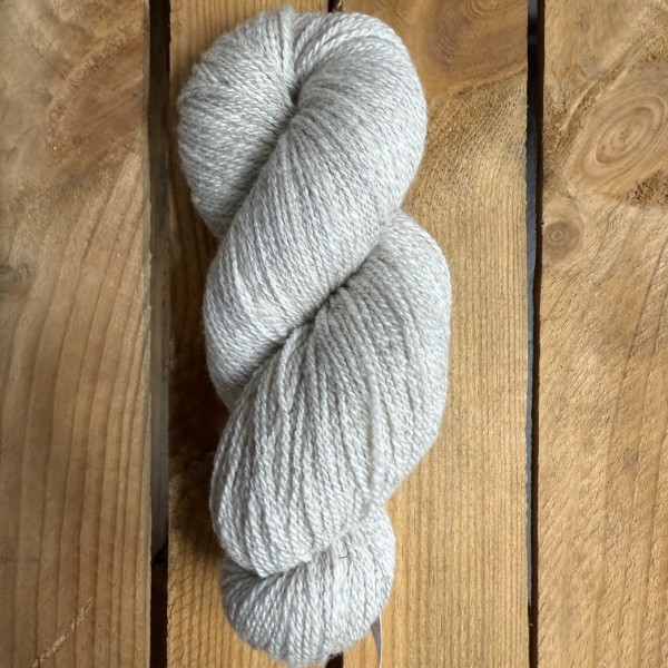 Yarns&Barns Ullrika 2tr 100gr silver av hög kvalitet – perfekt för ditt nästa kreativa projekt. Alltid med snabb leverans och trygga betalningar.
