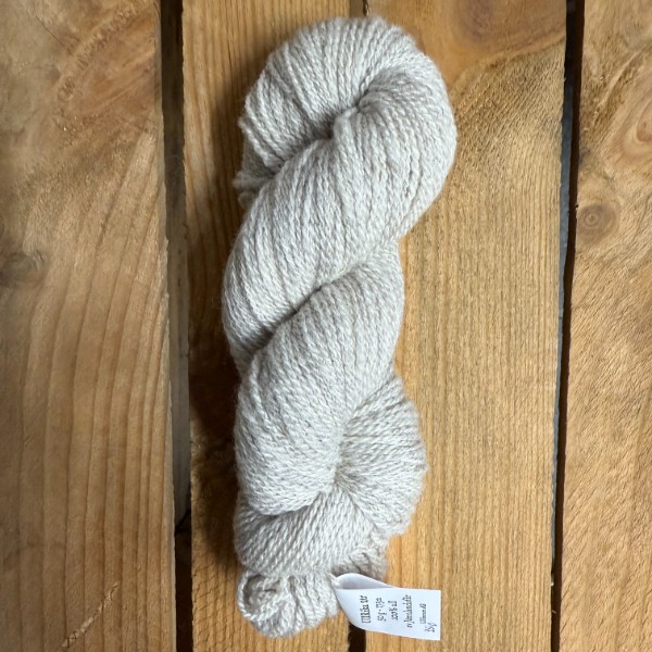 Yarns&Barns Ullrika 2tr 50gr silver av hög kvalitet – perfekt för ditt nästa kreativa projekt. Alltid med snabb leverans och trygga betalningar.