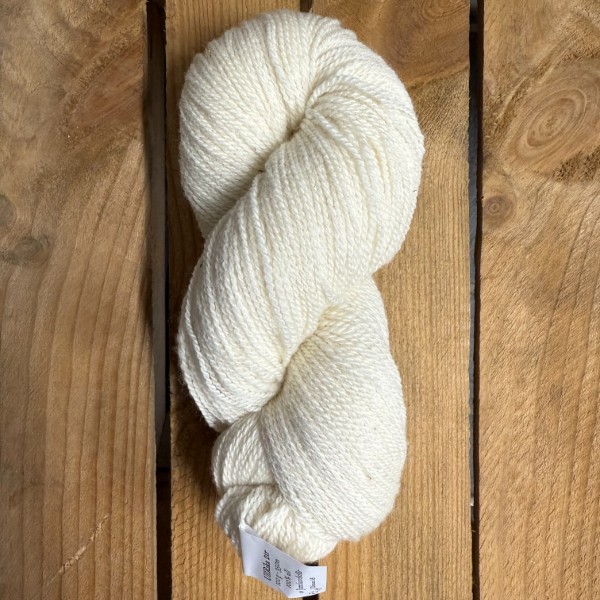 Yarns&Barns Ullrika 2tr 100gr snö  av hög kvalitet – perfekt för ditt nästa kreativa projekt. Alltid med snabb leverans och trygga betalningar.