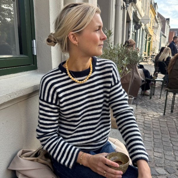 PetiteKnit Mönster Olga Blouse av hög kvalitet – perfekt för ditt nästa kreativa projekt. Alltid med snabb leverans och trygga betalningar.